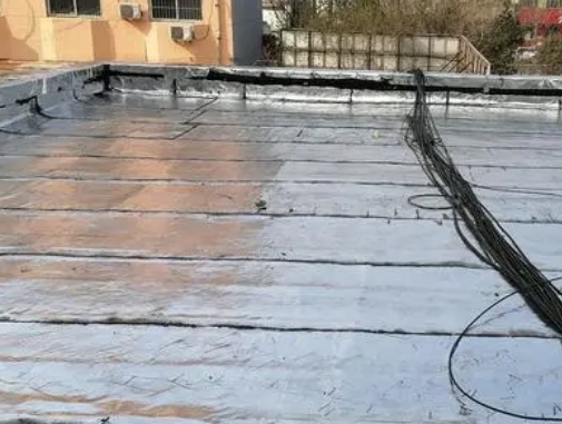 连平卫生间漏水维修公司分享下连平屋面楼顶防水刚性防水层施工要点。